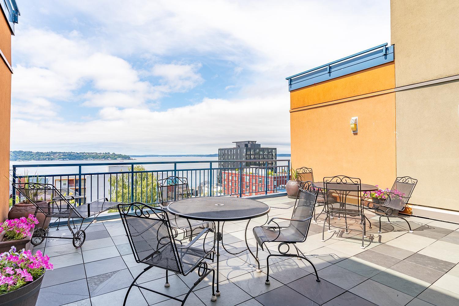 Appartement Among The Trees: In Belltown W/parking!