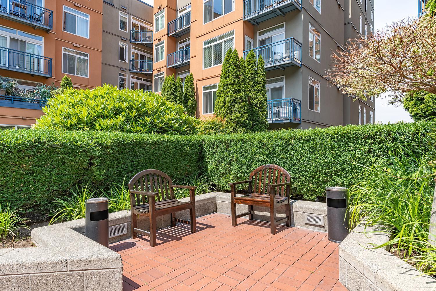 Among The Trees: In Belltown W/parking! Appartement