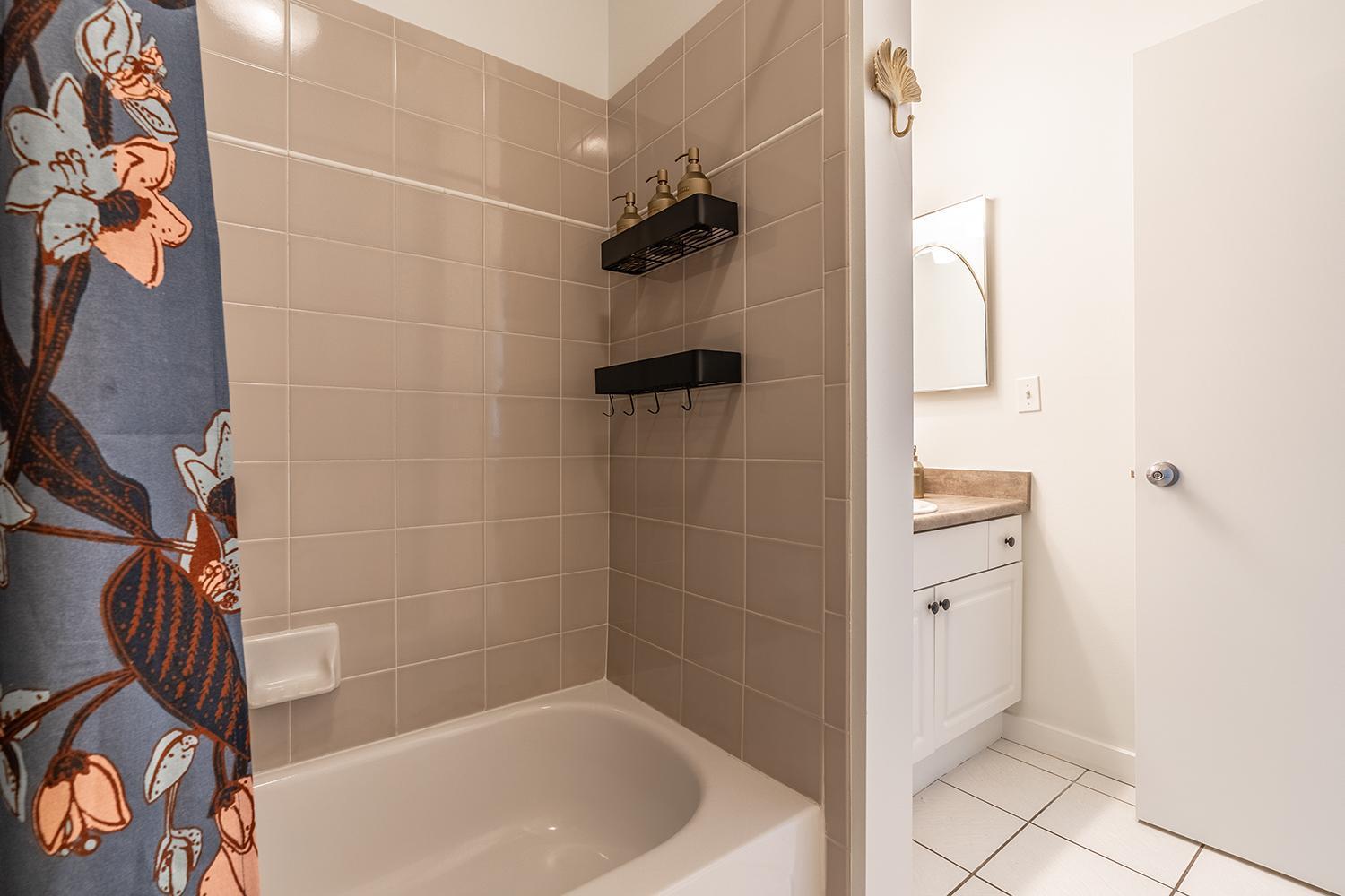 Appartement Among The Trees: In Belltown W/parking!