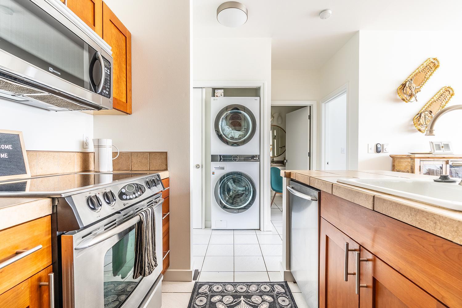Among The Trees: In Belltown W/parking! Appartement